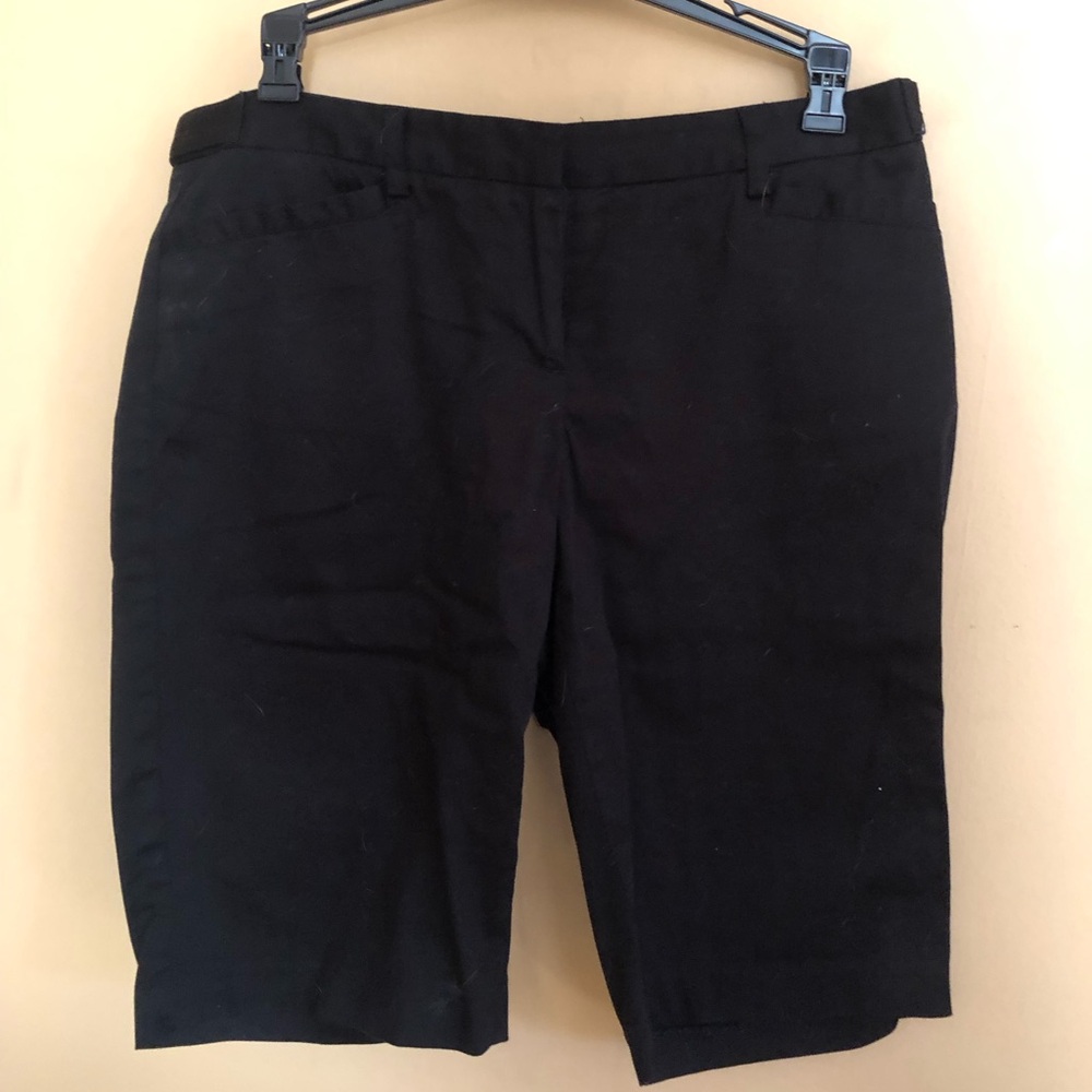 Laundry dressy black Bermuda shorts. Size 6.